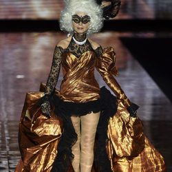 Victoria Abril cerrando el desfile de Andrés Sardá en Madrid Fashion Week otoño/invierno 2017/2018