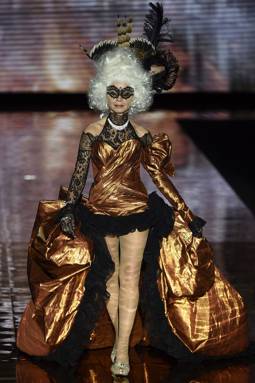 Victoria Abril cerrando el desfile de Andrés Sardá en Madrid Fashion Week otoño/invierno 2017/2018