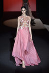 Vestido rosa con flores bordadas de Hannibal Laguna de la colección otoño/invierno 2017/2018 en Madrid Fashion Week