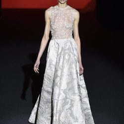 Vestido bordado color crudo de Hannibal Laguna de la colección otoño/invierno 2017/2018 en Madrid Fashion Week