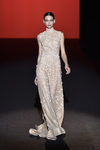 Vestido largo con pedrería de Hannibal Laguna de la colección otoño/invierno 2017/2018 en Madrid Fashion Week