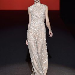 Vestido largo con pedrería de Hannibal Laguna de la colección otoño/invierno 2017/2018 en Madrid Fashion Week