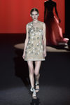 Vestido corto con flores bordadas de Hannibal Laguna de la colección otoño/invierno 2017/2018 en Madrid Fashion Week