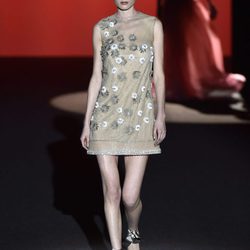 Vestido corto con flores bordadas de Hannibal Laguna de la colección otoño/invierno 2017/2018 en Madrid Fashion Week