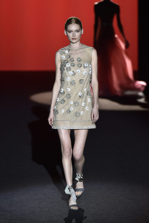 Vestido corto con flores bordadas de Hannibal Laguna de la colección otoño/invierno 2017/2018 en Madrid Fashion Week