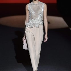 Conjunto de cuerpo bordado y pantalón pique de Hannibal Laguna de la colección otoño/invierno 2017/2018 en Madrid Fashion Week
