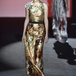 Vestido de raso color avellana con estampado floral de Hannibal Laguna de la colección otoño/invierno 2017/2018 en Madrid Fashion Week