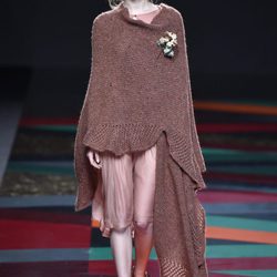 Vestido y chal rosa de Ailanto de la colección otoño/invierno 2017/2018 para Madrid Fashion Week