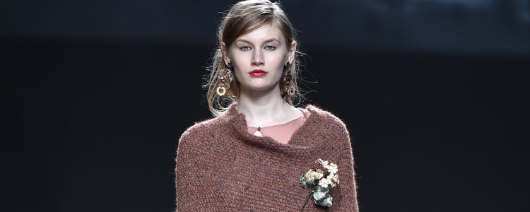 Vestido y chal rosa de Ailanto de la colección otoño/invierno 2017/2018 para Madrid Fashion Week