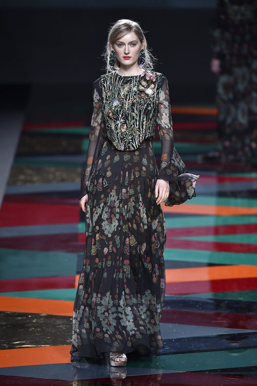 Vestido negro estampado de flores de Ailanto de la colección otoño/invierno 2017/2018 presentada en Madrid Fashion Week
