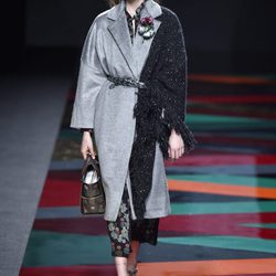 Abrigo gris y chal de punto de de Ailanto de la colección otoño/invierno 2017/2018 para Madrid Fashion Week