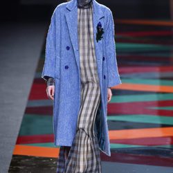 Vestido de cuadros y abrigo azul de Ailanto de la colección otoño/invierno 2017/2018 para Madrid Fashion Week