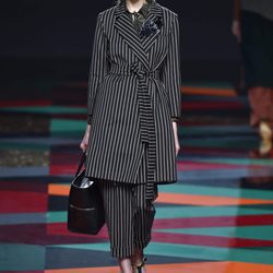 Gabardina y pantalón negro a rayas de Ailanto de la colección otoño/invierno 2017/2018 para Madrid Fashion Week