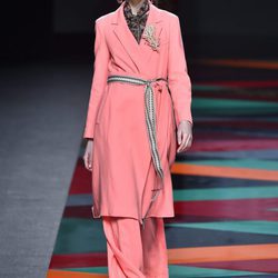 Gabardina y pantalón rosa ancho de Ailanto de la colección otoño/invierno 2017/2018 para Madrid Fashion Week
