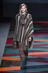 Chal de punto y pantalón estampado de Ailanto de la colección otoño/invierno 2017/2018 para Madrid Fashion Week