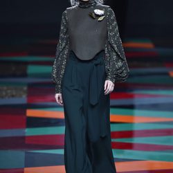 Blusa y pantalón ancho azul de Ailanto de la colección otoño/invierno 2017/2018 para Madrid Fashion Week