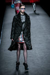 Blusa con estampados y falda glitter de Custo Barcelona en su colección otoño/invierno 2017/2018 para Madrid Fashion Week
