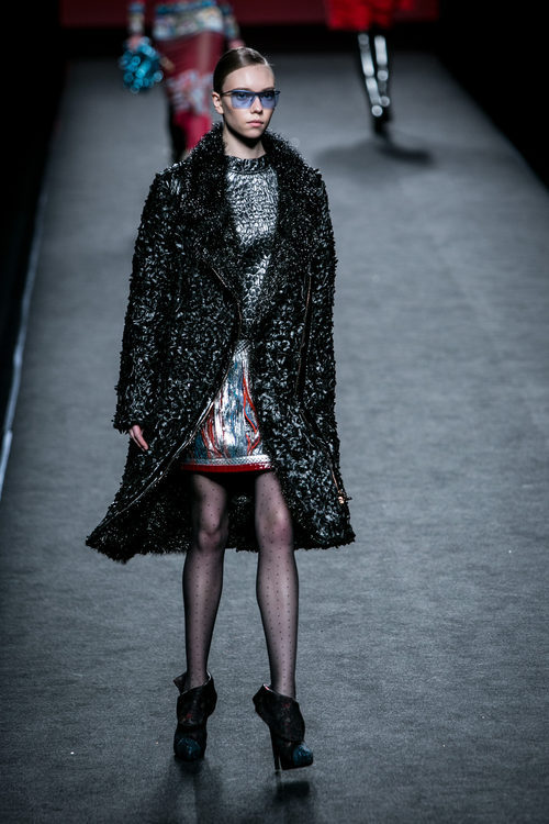 Blusa con estampados y falda glitter de Custo Barcelona en su colección otoño/invierno 2017/2018 para Madrid Fashion Week