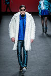 Conjunto azul de camisa y abrigoblanco Custo Barcelona en su colección otoño/invierno 2017/2018 para Madrid Fashion Week