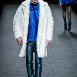 Conjunto azul de camisa y abrigoblanco Custo Barcelona en su colección otoño/invierno 2017/2018 para Madrid Fashion Week