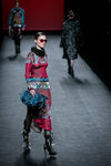 Vestido midi en rojo con print geométrico de Custo Barcelona en su colección otoño/invierno 2017/2018 para Madrid Fashion Week