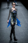 Vestido midien azul con lentejuelas de Custo Barcelona en su colección otoño/invierno 2017/2018 para Madrid Fashion Week