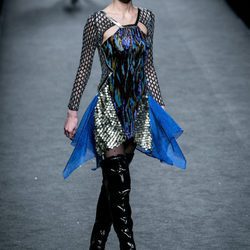 Vestido midien azul con lentejuelas de Custo Barcelona en su colección otoño/invierno 2017/2018 para Madrid Fashion Week