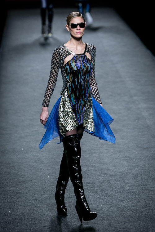 Vestido midien azul con lentejuelas de Custo Barcelona en su colección otoño/invierno 2017/2018 para Madrid Fashion Week