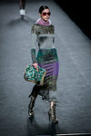 Vestido en morado y print geométrico de Custo Barcelona en su colección otoño/invierno 2017/2018 para Madrid Fashion Week