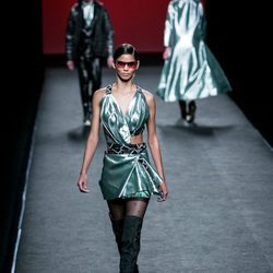 Vestido en menta  de Custo Barcelona en su colección otoño/invierno 2017/2018 para Madrid Fashion Week