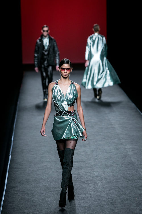 Vestido en menta de Custo Barcelona en su colección otoño/invierno 2017/2018 para Madrid Fashion Week