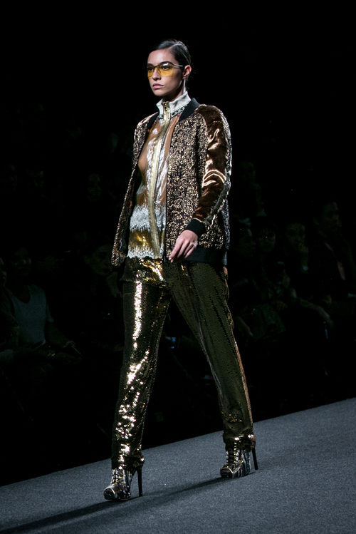 Blusa y pantalón glitter de Custo Barcelona en su colección otoño/invierno 2017/2018 para Madrid Fashion Week