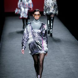 Vestido con superposición de Custo Barcelona en su colección otoño/invierno 2017/2018 para Madrid Fashion Week