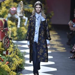 Abrigo bordado de Jorge Vázquez otoño/invierno 2017/2018 en la Madrid Fashion Week