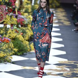 Vestido con estampado de circo de Jorge Vázquez otoño/invierno 2017/2018 en la Madrid Fashion Week