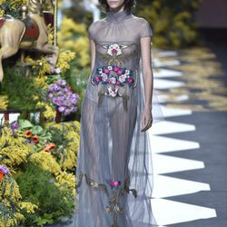 Vestido con transparencias de Jorge Vázquez otoño/invierno 2017/2018 en la Madrid Fashion Week