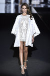 Almudena Fernández desfilando para Duyos otoño/invierno 2017/2018 en la Madrid Fashion Week