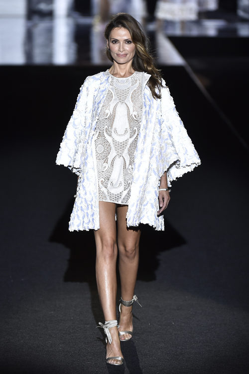 Almudena Fernández desfilando para Duyos otoño/invierno 2017/2018 en la Madrid Fashion Week