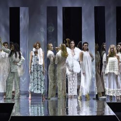 Modelos abriendo el desfile otoño/invierno 2017/2018 de Duyos en la Madrid Fashion Week