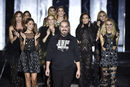 Juan Duyos rodeado de sus musas en el desfile de su firma otoño/invierno 2017/2018 en la Madrid Fashion Week
