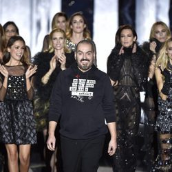 Juan Duyos rodeado de sus musas en el desfile de su firma otoño/invierno 2017/2018 en la Madrid Fashion Week