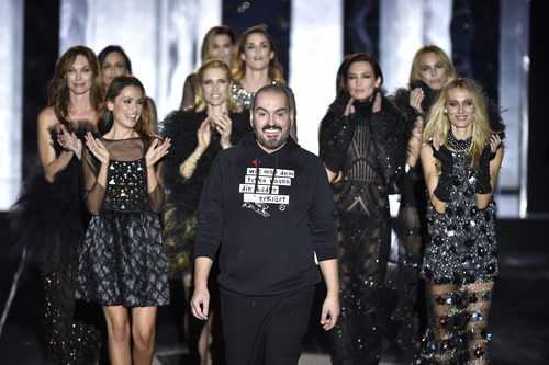 Juan Duyos rodeado de sus musas en el desfile de su firma otoño/invierno 2017/2018 en la Madrid Fashion Week