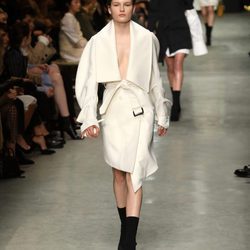Falda y top blanco crudo de Burberry en su colección otoño/invierno 2017/2018 en London Fashion Week