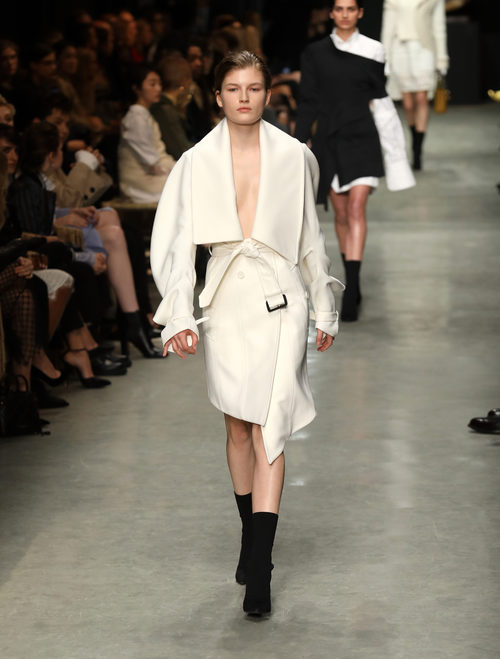 Falda y top blanco crudo de Burberry en su colección otoño/invierno 2017/2018 en London Fashion Week