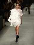 Vestido con diferente volumen de Burberry en su colección otoño/invierno 2017/2018 en London Fashion Week