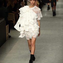 Vestido con diferente volumen de Burberry en su colección otoño/invierno 2017/2018 en London Fashion Week