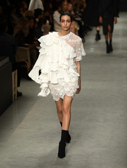 Vestido con diferente volumen de Burberry en su colección otoño/invierno 2017/2018 en London Fashion Week