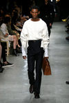 Pantalón negro y camisa blanca de Burberry en su colección otoño/invierno 2017/2018 en London Fashion Week