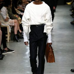 Pantalón negro y camisa blanca de Burberry en su colección otoño/invierno 2017/2018 en London Fashion Week