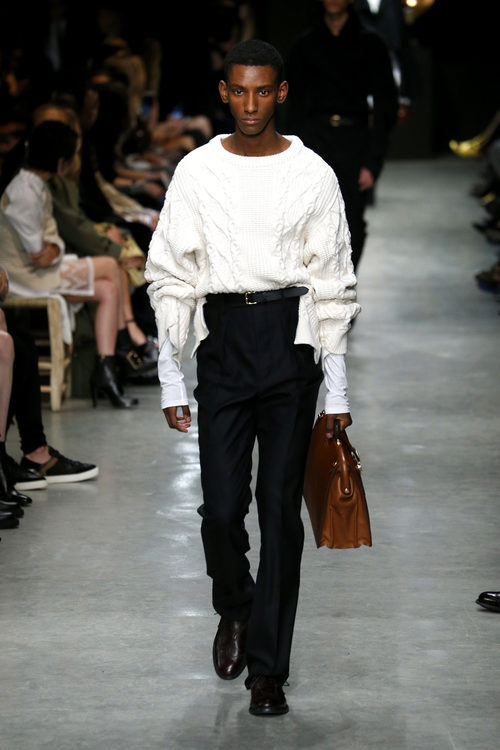 Pantalón negro y camisa blanca de Burberry en su colección otoño/invierno 2017/2018 en London Fashion Week